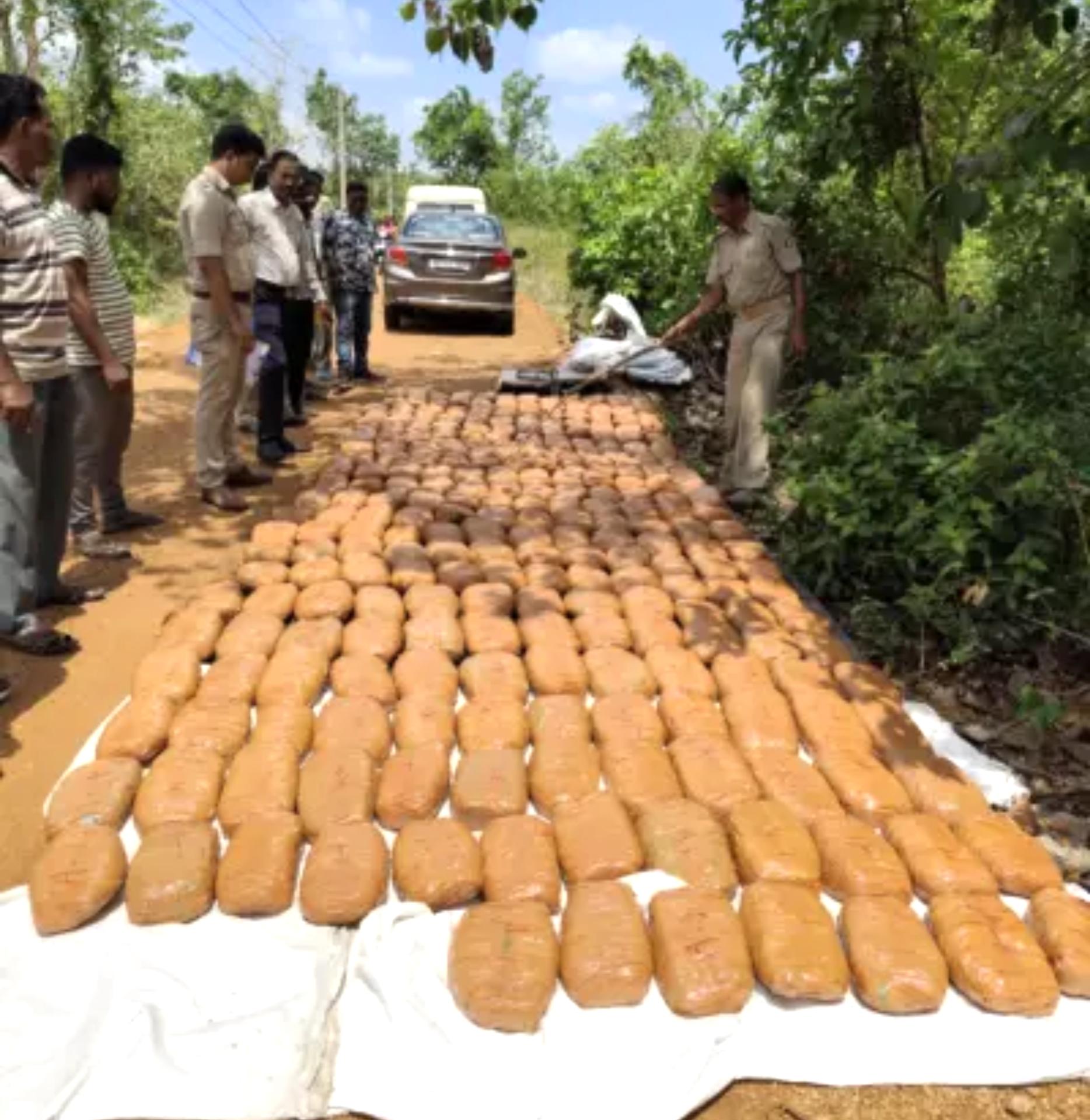 Sonepur police chased and caught a vehicle loaded with Cannabis