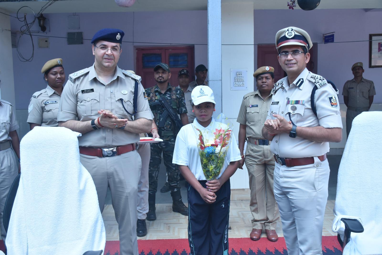 ମହିଳା ମାଓବାଦୀଙ୍କ ଆତ୍ମସମର୍ପଣ, ବିସ୍ଫୋରକ ଲୁଟ୍‌ରେ ସାମିଲ ଥିଲେ।